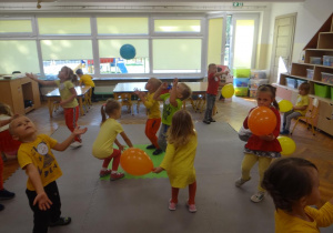 Przedszkolaki tańczą z balonami